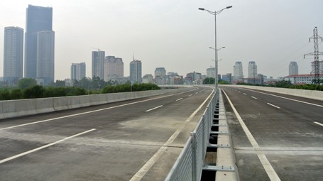 Mặt cầu sẵn sàng đón những dòng xe đông đúc phía dưới đường Phạm Hùng.